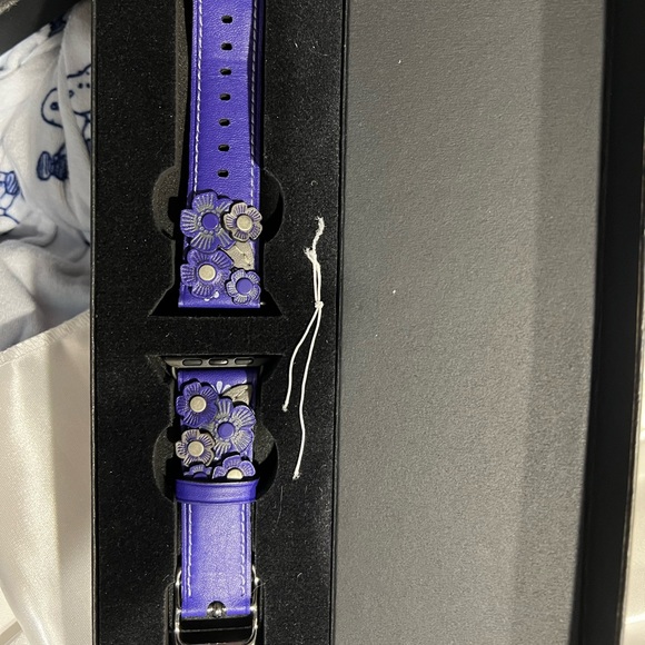 Coach Leather Tea Rose Apple Watch Strap Purple - Picture 5 of 6
